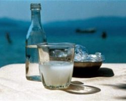 Κατασκευάστε σπρέι με ρακή για την τριχόπτωση και τις ψείρες